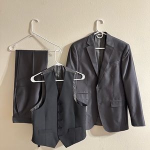 J. Ferrar 3 PIECE SILVER SUIT JACKET VEST AND PANTS 38R